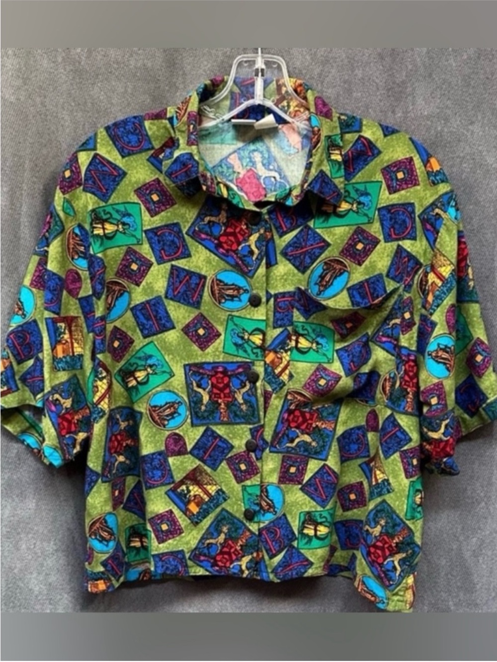 Vintage ‘80s blouse top shirt Lion crest print rayon women’s medium
